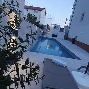 Apartment Rina- Heated Salt Water Pool, Kaštela