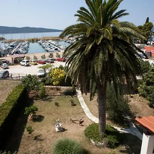 Apartment Yacht, Kastela