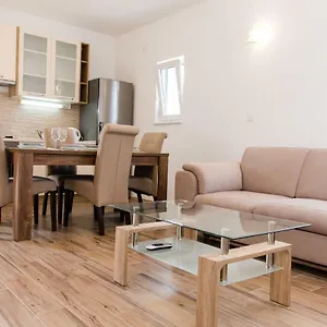 Apartment Kuzmanic, Kastela